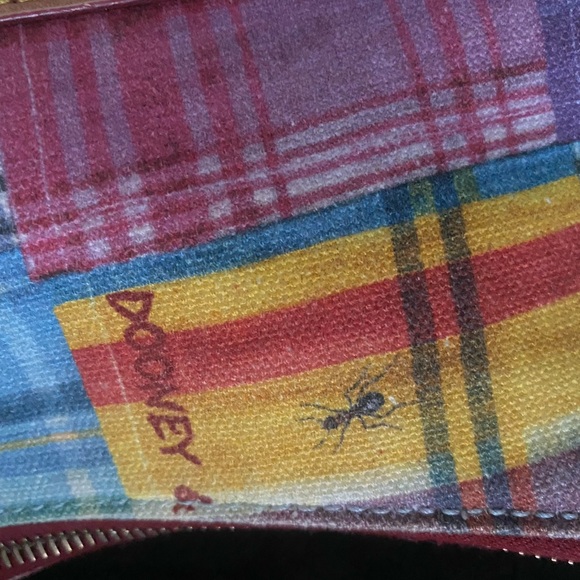 DOONEY & BOURKE “Ants at a Picnic” bag with wristlet and dust bag included. - Picture 2 of 11
